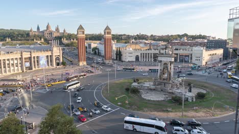 Zeitraffer-Des-Kreisverkehrs-An-Der-Plaça-D&#39;Espanya-In-Barcelona,-Erhöhte-Ansicht-Mit-Dem-Nationalpalast,-Regem-Verkehr,-Stadtbild,-Dämmerung-Bis-Morgendämmerung