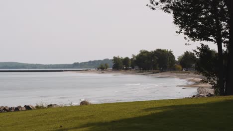 Foto-De-Playa-En-El-Lado-De-Sodus-Point,-Lugar-De-Vacaciones-En-Nueva-York-En-La-Punta-De-La-Tierra-A-Orillas-Del-Lago-Ontario.