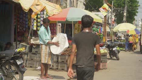 Indischer-Straßenhändler-Baut-Seinen-Laden-Am-Straßenrand-Auf,-Starke-Hitzewelle-Am-Sommernachmittag