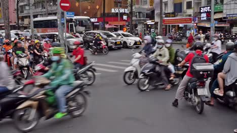 La-Pura-Comodidad-Y-Fácil-Maniobrabilidad-Han-Hecho-De-La-Motocicleta-Un-Medio-De-Transporte-Muy-Preferido-En-La-Ciudad-De-Ho-Chi-Minh.