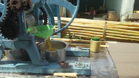 Street-vendor-selling-sugarcane-juice-in-the-summer