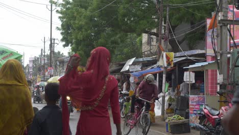Linderung-Der-Hitzewelle-Nach-Heftigen-Regenfällen-In-Einer-Indischen-Stadt,-überfüllte-Straßen-In-Indien
