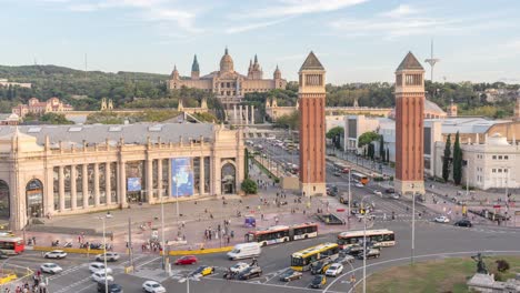 Impresionante-Time-lapse-De-La-Rotonda-De-Plaza-D&#39;espanya-En-Barcelona-Con-El-Majestuoso-Palacio-Nacional-Con-Mucho-Tráfico,-Monumentos-Españoles,-Paisaje-Urbano-Y-Turismo