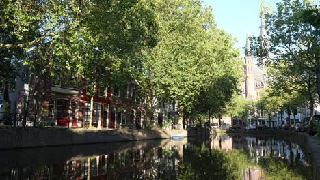 Quiet-Street-With-Typical-Waterfront-Buildings-At-Hoge-Gouwe-In-Gouda,-The-Netherlands