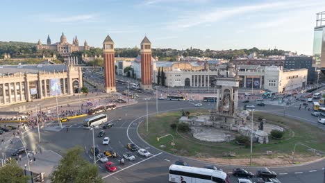 Impresionante-Time-lapse-De-La-Rotonda-De-Plaza-D&#39;espanya-En-Barcelona-Con-El-Majestuoso-Palacio-Nacional-Con-Mucho-Tráfico,-Monumentos-Españoles,-Paisaje-Urbano-Y-Turismo