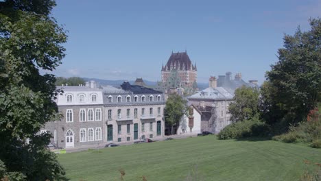 Große-Zeitlupe-Des-Chateau-Frontenac-In-Der-Stadt-Quebec,-Kanada