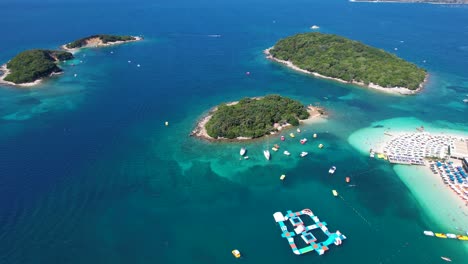 Islas-De-Ksamil:-Mar-Azul,-Hermosa-Playa-De-Arena-Blanca,-Barcos,-Vacaciones-De-Verano,-Nadar,-Tomar-El-Sol-Y-Una-Escapada-Al-Paraíso