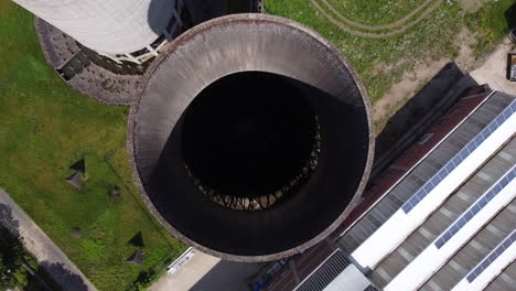 Draufsicht-Auf-Den-Kühlturm-Am-Bergbaustandort-Be-Mine-In-Beringen,-Belgien