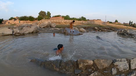 Jungen-Die-Im-Strom-Schwimmen