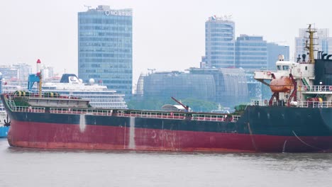 Frachtschiff-Bewegt-Sich-Langsam-über-Den-Huangpu-Fluss-In-Shanghai,-China