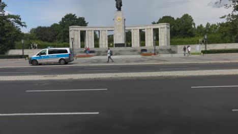 Sowjetisches-Kriegsdenkmal.-Nach-Oben-Geschossen.-Fußgänger-Gehen