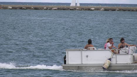 Barco-Pontón-Navegando-Por-El-Agua