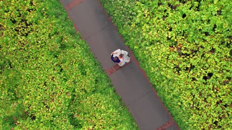 Wedding-couple-dancing-Waltz-at-chicago-botanical-garden