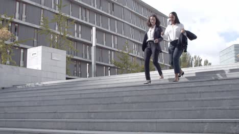 Zwei-Professionelle-Geschäftsfrauen-Gehen-Die-Treppe-Hinunter