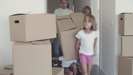 Parents-and-two-girls-moving-into-apartment