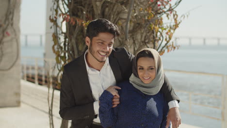 Glückliches-Arabisches-Paar,-Das-Sich-Umarmt,-Das-Meer-Im-Hintergrund