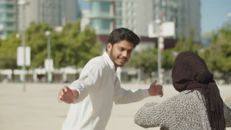 Junges-Muslimisches-Paar,-Das-Spaß-Daran-Hat,-Draußen-Zu-Tanzen.
