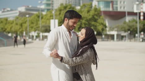 Schönes-Muslimisches-Paar,-Das-An-Einem-Sonnigen-Tag-Im-Freien-Tanzt.