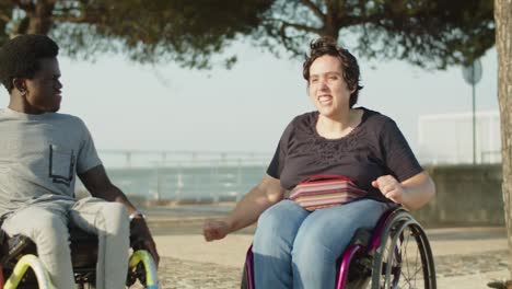 Glückliche-Freunde-Mit-Behinderung,-Die-Rollstühle-Benutzen-Und-Tanzen