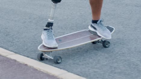 Mann-Mit-Beinprothese,-Der-Auf-Der-Straße-Vom-Bürgersteig-Abkommt