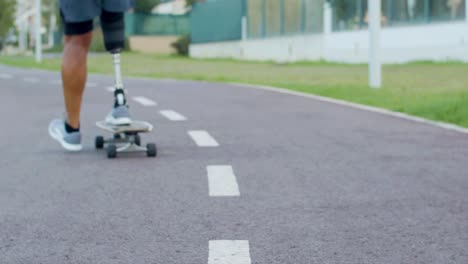 Nahaufnahme-Eines-Mannes-Mit-Beinprothese,-Der-Auf-Einem-Skateboard-Fährt