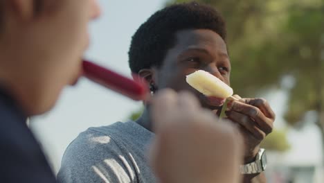 Nahaufnahme-Eines-Glücklichen-Afroamerikanischen-Mannes,-Der-Eis-Isst