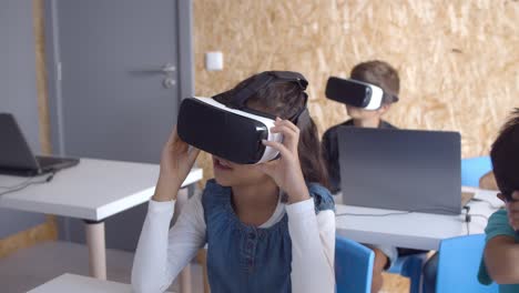 Kinder-Setzen-Im-Informatikunterricht-Eine-VR-Brille-Auf