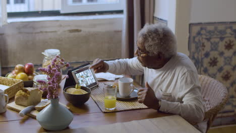 Anciano-Negro-Teniendo-Video-Chat-En-El-Desayuno-En-Casa.