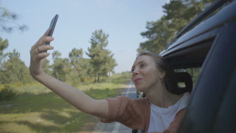 Mädchen-Macht-Selfie-Durch-Offenes-Autofenster