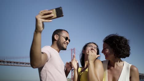 Glückliche-Multiethnische-Freunde,-Die-Selfie-Machen