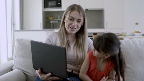 Entzückendes-Mädchen-Und-Ihre-Mutter,-Die-Laptop-Benutzen