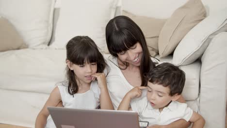Mom-and-two-kids-using-learning-app-on-laptop