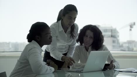 Konzentrierte-Geschäftsfrauen,-Die-Mit-Laptop-Arbeiten