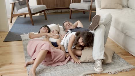 Glückliche-Familie-Mit-Zwei-Kleinen-Kindern,-Die-Sich-Zu-Hause-Entspannen
