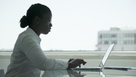 Mujer-De-Negocios-Afroamericana-Escribiendo-En-La-Computadora-Portátil