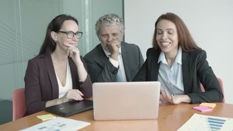 Erfolgreiche-Geschäftsleute-Chatten-Per-Video-Per-Laptop