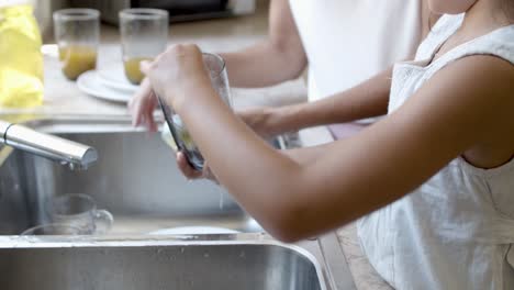 Girl-and-her-mom-washing-dish