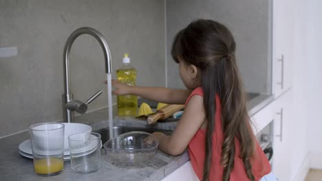 Adorable-Niña-Preescolar-Lavando-Platos-En-La-Cocina
