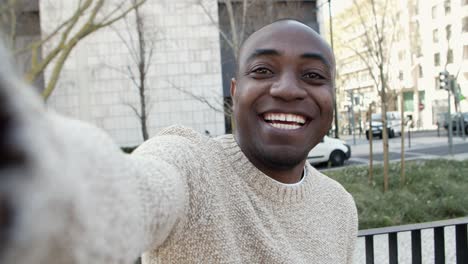 Un-Hombre-Afroamericano-Sonriente-Y-Guapo-Grabando-Un-Mensaje-De-Vídeo