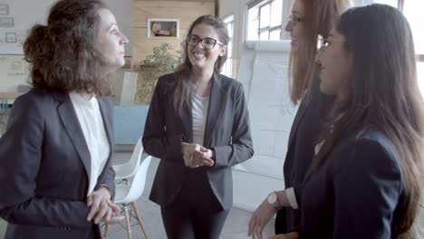 Zufriedene-Geschäftsfrauen-Diskutieren-über-Die-Arbeit-Im-Büro