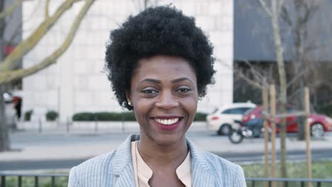 Schöne-Lächelnde-Afroamerikanische-Frau,-Die-In-Die-Kamera-Blickt