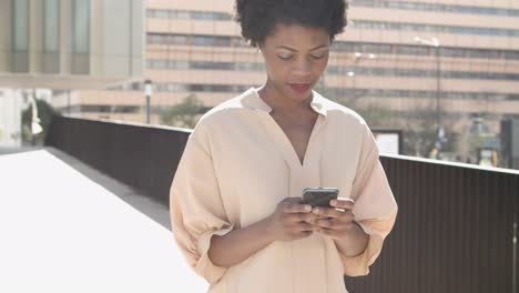Ruhige-Afroamerikanische-Frau,-Die-Auf-Dem-Smartphone-SMS-Schreibt
