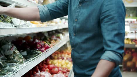 Man-choosing-vegetables-in-grocery-store