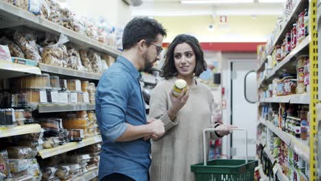 Pareja-Eligiendo-Productos-Alimenticios-En-El-Supermercado