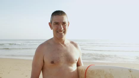 Zufriedener-Männlicher-Surfer,-Der-In-Die-Kamera-Lächelt