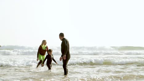 Glückliche-Familie,-Die-Im-Ozean-Spaziert