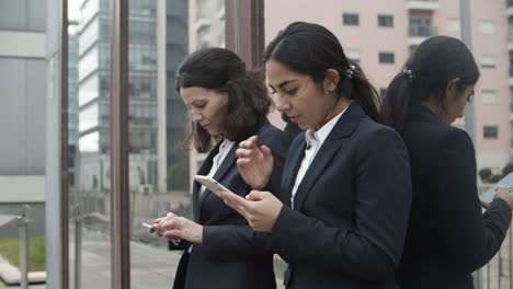 Fokussierte-Geschäftsfrauen,-Die-Smartphones-Nutzen