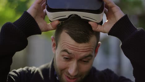 Beeindruckter-Mann,-Der-Die-VR-Brille-Abnimmt