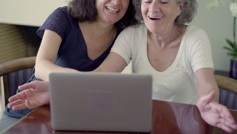 Ältere-Frau-Lernt,-Zu-Hause-Einen-Laptop-Zu-Benutzen.