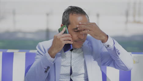 Hombre-Maduro-Infeliz-Hablando-Por-Teléfono-Móvil-Al-Aire-Libre